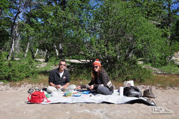Com a Rowan comendo nosso café da manhã em praia do lago Falkner, no Parque Lanin, na região de San Martín de Los Andes, na Argentina